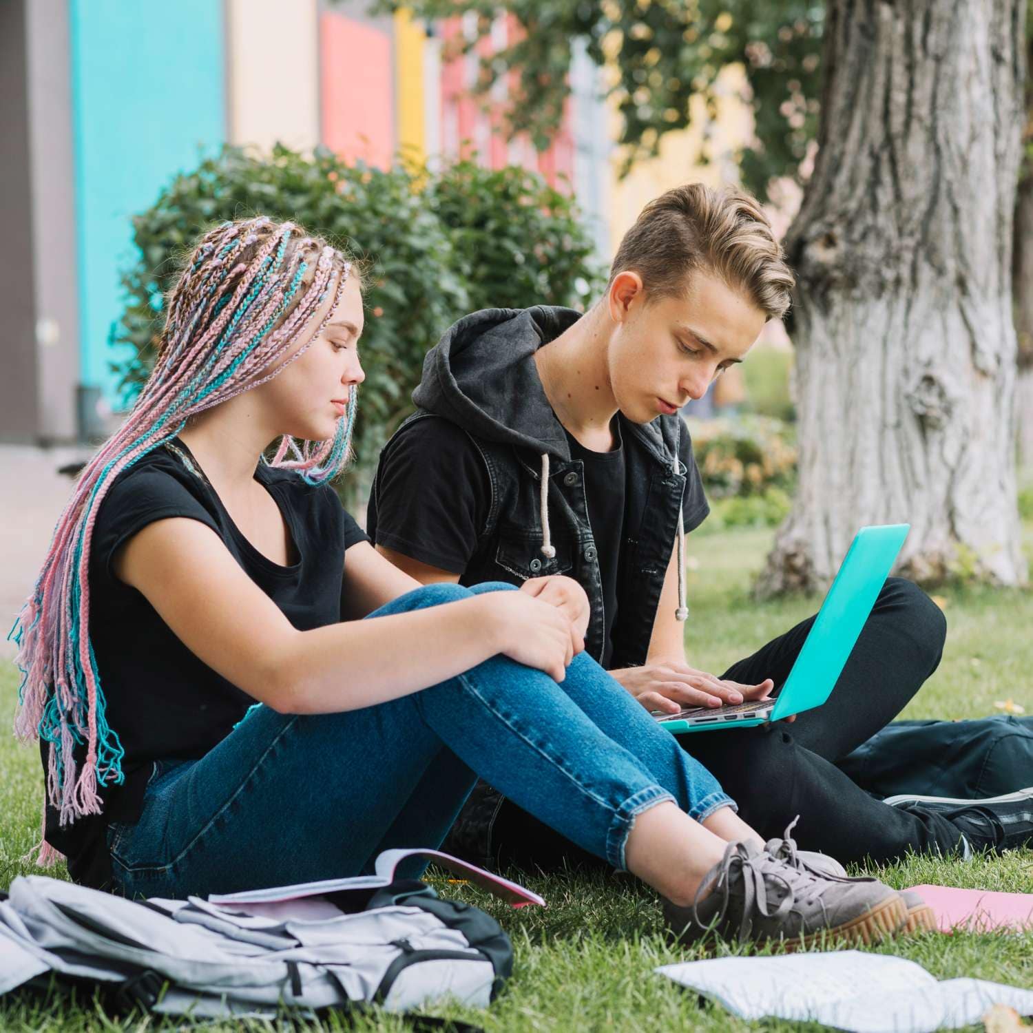 2147666534 Internationale Schüler mit USA-Flaggen bei ihrem Austauschjahr – in den USA studieren an einer High School